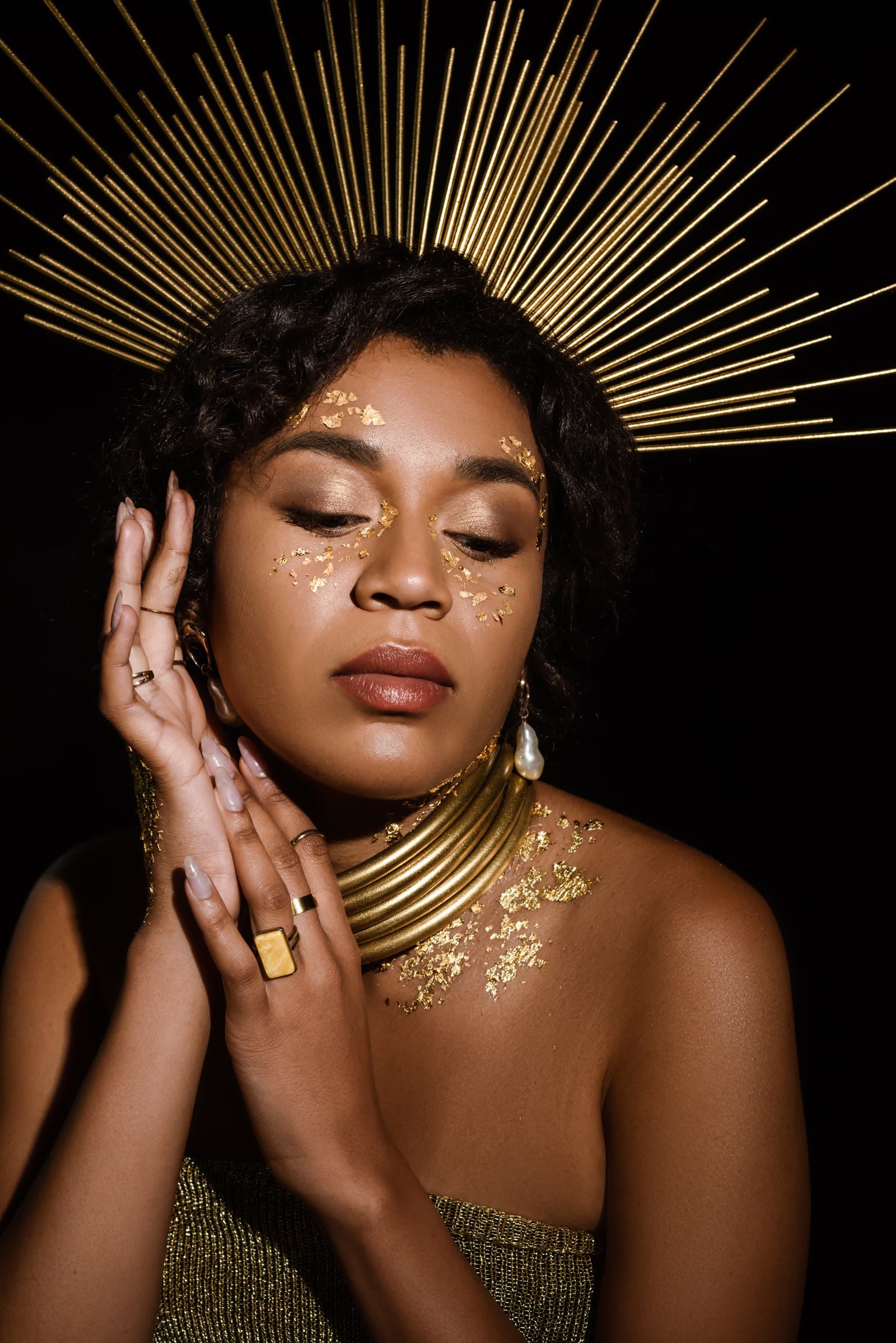 A woman in gold leaf and a golden crown